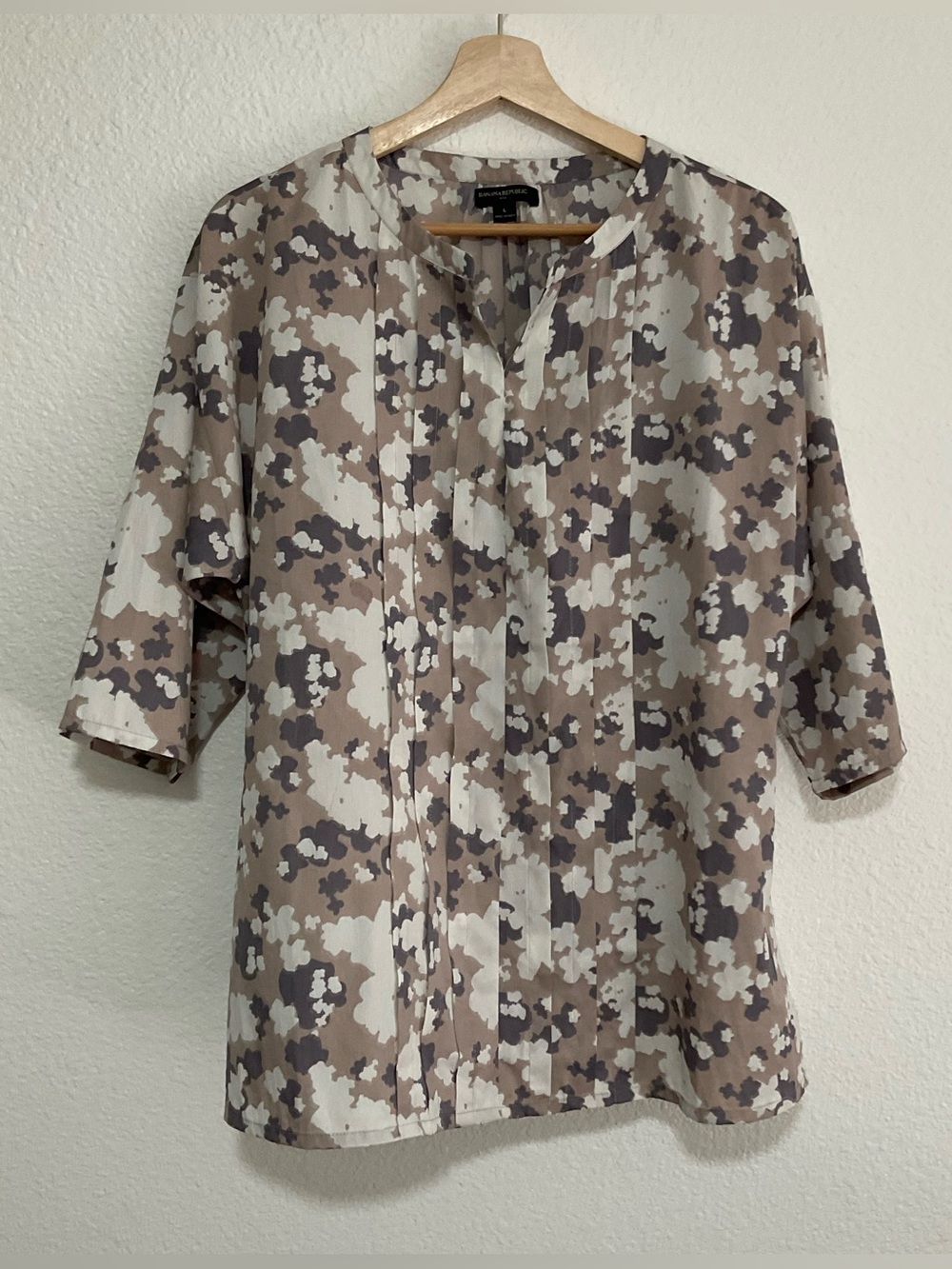 Banana Republic Women’s Short Sleeve Blouse Size Large